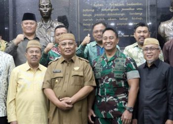 Ketua DPRD dan para Wakil Ketua DPRD mendampingi Gubernur Gorontalo dalam rangka memenuhi undangan dari Kepala Staf Angkatan Darat (KASAD), membahas kesiapan Pemerintah Provinsi Gorontalo terhadap Pembangunan Sekolah Calon Bintara (SECABA).