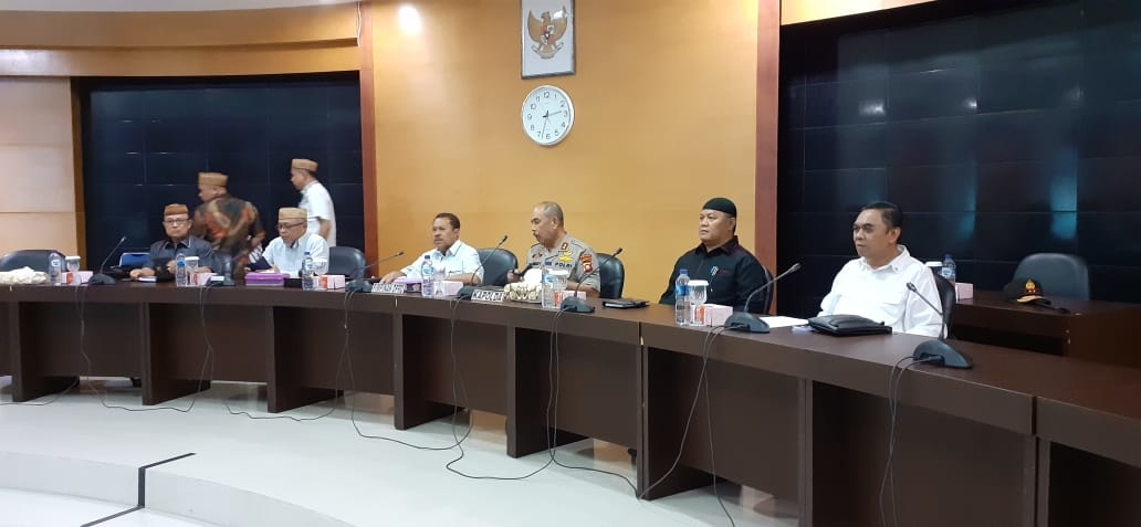 Komisi satu bidang Hukum Deprov Gorontalo dan Pemprov Gorontalo melaksanakan Rapat Dengar Pendapat (RDP)  bersama Kapolda Gorontalo, bertempat diruang Dulohupa DPRD Provinsi Gorontalo, Jumat (04/10/2019).