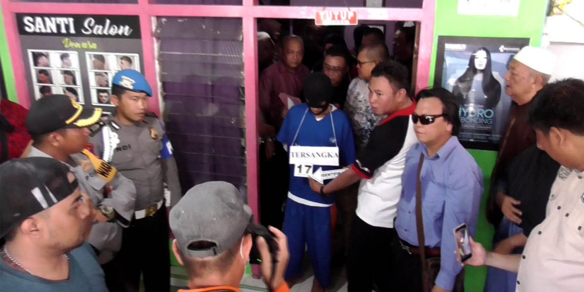 Kepolisian Resort Gorontalo Kota menggelar rekonstruksi pembunuhan yang terjadi di Salon Santi, Jl Piola Isa, Kota Gorontalo, Kamis (17/10/2019). Rekonstruksi itu digelar untuk mencari fakta baru dalam kasus pembunuhan Rosita Hilalata (25), yang terjadi pada Rabu (2/10/2019) lalu.