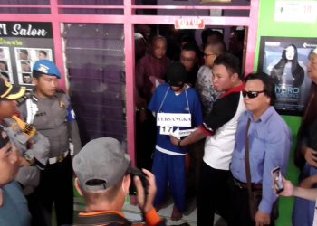 Kepolisian Resort Gorontalo Kota menggelar rekonstruksi pembunuhan yang terjadi di Salon Santi, Jl Piola Isa, Kota Gorontalo, Kamis (17/10/2019). Rekonstruksi itu digelar untuk mencari fakta baru dalam kasus pembunuhan Rosita Hilalata (25), yang terjadi pada Rabu (2/10/2019) lalu.