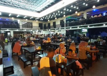 Suasana malam di Resto Nasi Goreng Pak Eko.