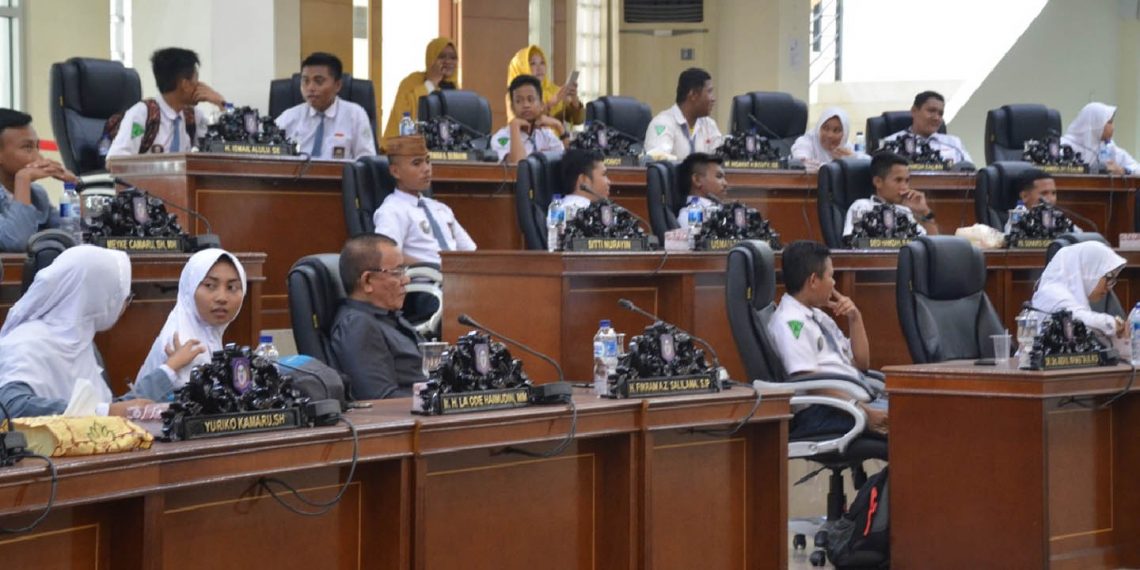 Pelajar SMA Negeri Telaga saat menggelar simulasi Latihan Dasar Kepemimpinan (LDK) di Kanruang Paripurna DPRD Provinsi Gorontalo.