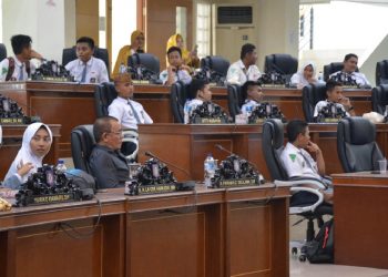 Pelajar SMA Negeri Telaga saat menggelar simulasi Latihan Dasar Kepemimpinan (LDK) di Kanruang Paripurna DPRD Provinsi Gorontalo.