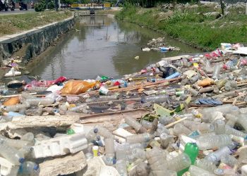 Sampah plastik di salah satu saluran air di Kota Gorontalo. Foto: Lukman polimengo.