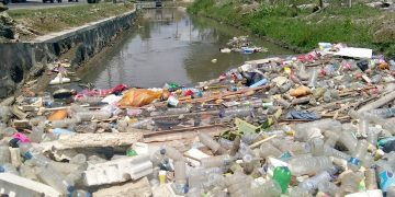 Sampah plastik di salah satu saluran air di Kota Gorontalo. Foto: Lukman polimengo.