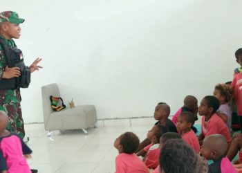 Personil Satgas Pamtas Yonif 713/Satya Tama, pos Kout, yang menjadi Tenaga Pengajar Pendidik kepada anak-anak Paud Shalom, Desa Dukia Arso 8, Kecamatan Arso, KabupatenKeerom, Provinsi Papua.