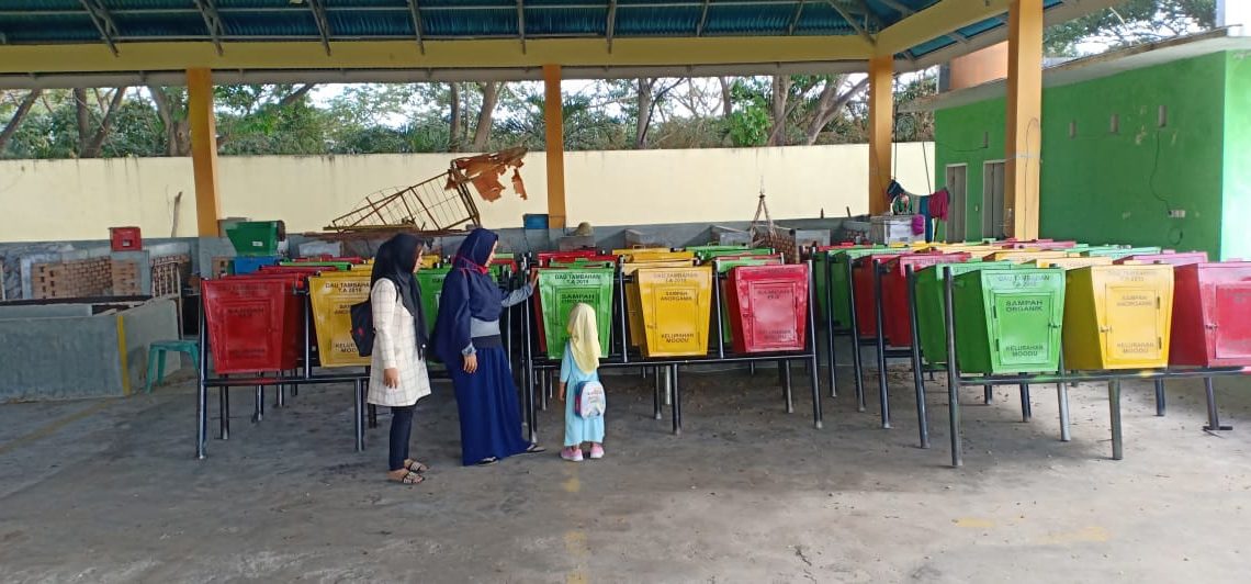 Pemerintah Kelurahan Moodu, Kecamatan Kota Timur, Kota Gorontalo mengadakan pembuatan Tong Sampah. Rencananya tong sampah ini akan ditempatkan di 35 titik di Kelurahan Moodu.