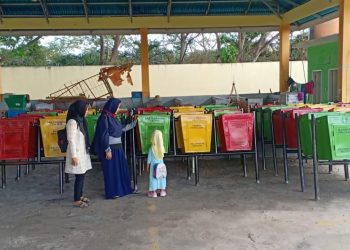 Pemerintah Kelurahan Moodu, Kecamatan Kota Timur, Kota Gorontalo mengadakan pembuatan Tong Sampah. Rencananya tong sampah ini akan ditempatkan di 35 titik di Kelurahan Moodu.