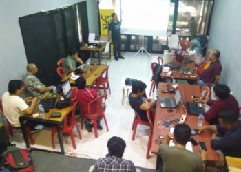 Wartawan dari berbagai media yang tergabung dalam AMSI Gorontalo mengukuti pelatihan cek fakta yang digelar AJI Indonesia dan Google news initiative.