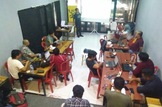 Wartawan dari berbagai media yang tergabung dalam AMSI Gorontalo mengukuti pelatihan cek fakta yang digelar AJI Indonesia dan Google news initiative.