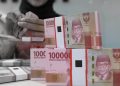 Ilustrasi orang menghitung uang di bank. Foto: Tunaikita.com