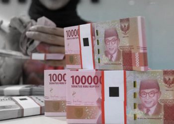 Ilustrasi orang menghitung uang di bank. Foto: Tunaikita.com