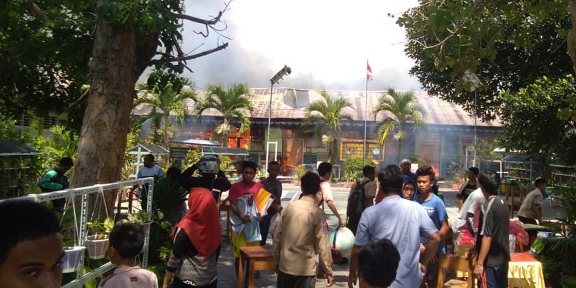 Kebakaran hebat kembali menggegerkan warga di Kecamatan Sipatana. Kali ini sekolah dasar (SD) Negeri 90 Sipatana, Kota Gorontalo, dilalap si jago merah, Jumat (22/11/2019). Foto: Istimewa.