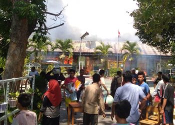 Kebakaran hebat kembali menggegerkan warga di Kecamatan Sipatana. Kali ini sekolah dasar (SD) Negeri 90 Sipatana, Kota Gorontalo, dilalap si jago merah, Jumat (22/11/2019). Foto: Istimewa.