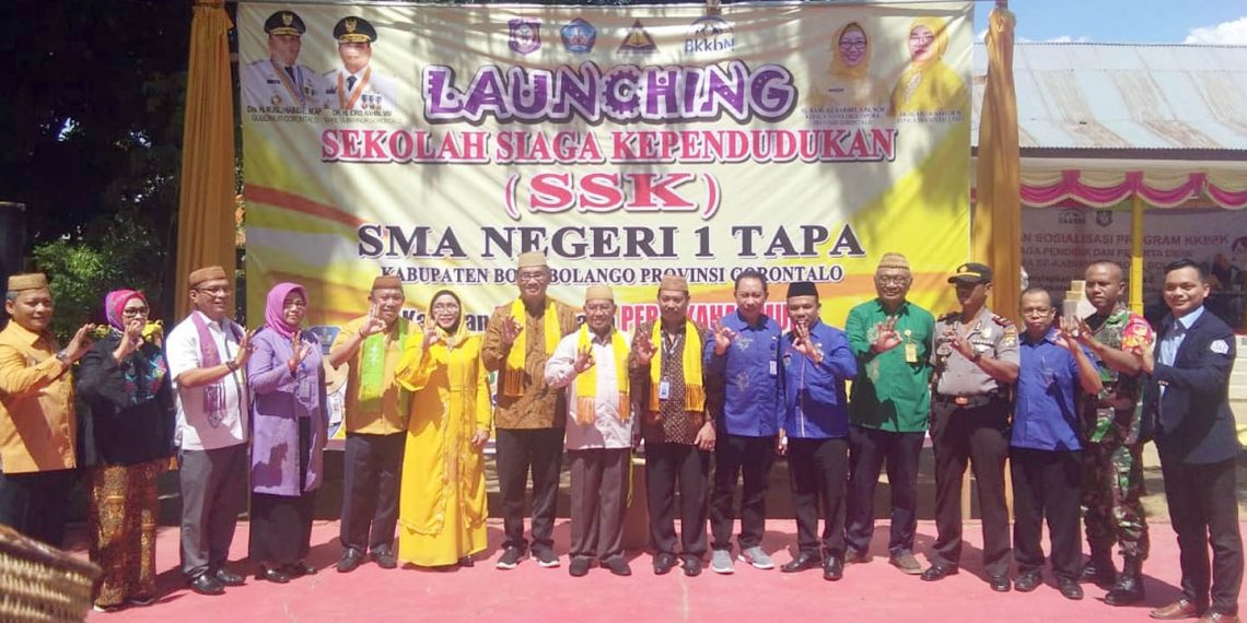 Foto bersama usai launching Sekolah Siaga Kemendudukan (SSK), yang digelar di SMA Negeri 1 Tapa, Kamis (28/11/2019). Foto: Lukman Polimengo.