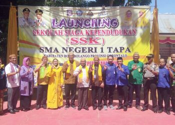 Foto bersama usai launching Sekolah Siaga Kemendudukan (SSK), yang digelar di SMA Negeri 1 Tapa, Kamis (28/11/2019). Foto: Lukman Polimengo.