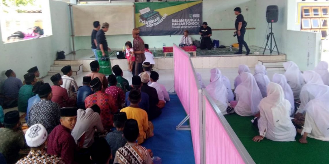 Sebanyak 50 santri dan santriwati Pondok Pesantren Salafiyah Syafi’iyah Desa Banuroja Kecamatan Randangan, Kabupaten Pohuwato mengikuti pelatihan jurnalistik dan konten kreatif sosial media. Kegiatan ini diselenggarakan Pondok pesantren bekerja sama dengan Assosiasi Media Siber Indonesia Gorontalo, Selasa (5/11/19).