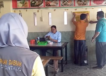 Salah satu rumah makan yang dilabeli stiker oleh petugas dari Pemkot Gorontalo lantaran belum membayar pajak.