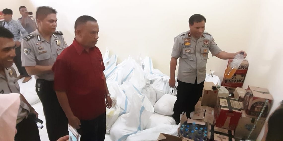 Selain menggelar rapat, Komisi 1 DPRD Provinsi Gorontalo juga melihat langsung barang bukti miras hasil operasi Polres Bonebolango.