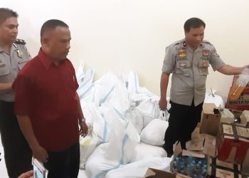 Selain menggelar rapat, Komisi 1 DPRD Provinsi Gorontalo juga melihat langsung barang bukti miras hasil operasi Polres Bonebolango.