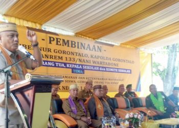 Gubernur Gorontalo, Rusli Habibie saat memberikan sambutan pada kegiatan Pembinaan oleh Gubernur, Kapolda Danrem 133/Nani Wartabone, yang digelar di SMK Negeri 1 Kota Gorontalo, Senin (11/11/2019).