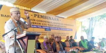 Gubernur Gorontalo, Rusli Habibie saat memberikan sambutan pada kegiatan Pembinaan oleh Gubernur, Kapolda Danrem 133/Nani Wartabone, yang digelar di SMK Negeri 1 Kota Gorontalo, Senin (11/11/2019).
