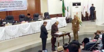 Ketua DPRD Provinsi Gorontalo, Paris Yusuf, saat menandatangani Surat Keputusan Persetujuan Pembangunan RSUD Ainun menggunakan skema KPDBU. Foto: Lukman Polimengo.