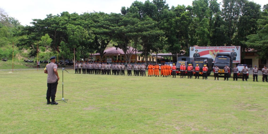 Menghadapi tantangan tugas penanggulangan bencana alam yang saat ini diperkirakan akan terjadi akibat cuaca  buruk, Satuan Brimob Polda Gorontalo melakukan Apel Gelar personel dan peralatan SAR, Selasa (31/12/19). Foto: Humas Polda Gorontalo.