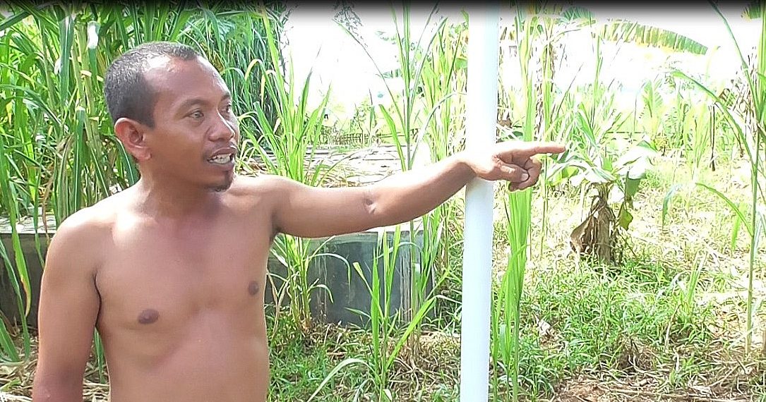 Darwin Abbas, Warga Desa Toto Utara, Kecamatan Tilongkabila, saat menunjukan jalur isntalasi pipa IPAL Komunal.