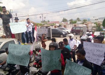 Puluhan buruh yang tergabung dalam Federasi Serikat Pekerja Metal Indonesia (FSPMI) menggelar aksi di depan kantor Dinas Penanaman Modal, ESDM dan Transmigrasi Provinsi Gorontalo, Selasa (3/12/2019).