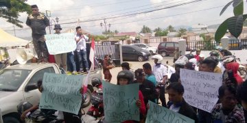 Puluhan buruh yang tergabung dalam Federasi Serikat Pekerja Metal Indonesia (FSPMI) menggelar aksi di depan kantor Dinas Penanaman Modal, ESDM dan Transmigrasi Provinsi Gorontalo, Selasa (3/12/2019).
