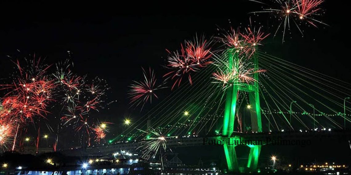Pesta kembang api pada perayaan tahun baru. Foto: Lukman Polimengo