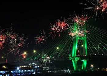 Pesta kembang api pada perayaan tahun baru. Foto: Lukman Polimengo