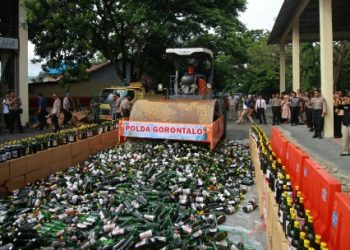 Polda Gorontalo memusnahkan 14 ton minuman keras berbagai jenis, Kamis (19/12/2019). Foto: Humas Polda Gorontalo.