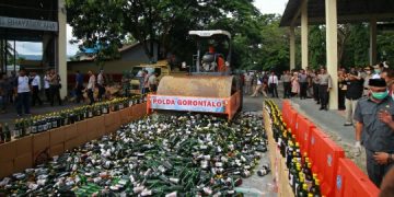 Polda Gorontalo memusnahkan 14 ton minuman keras berbagai jenis, Kamis (19/12/2019). Foto: Humas Polda Gorontalo.