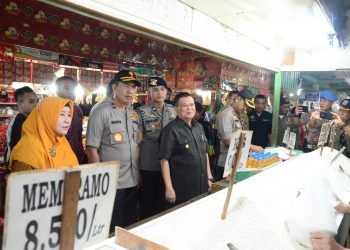 Jelang perayaan Natal dan Tahun baru, Wakil Gubernur Gorontalo, Idris Rahim, bersama Kapolda Gorontalo Brigjen Pol Drs. Wahyu Widada, melakukan inspeksi mendadak (Sidak) ke pasar induk Kota Gorontalo, sekaligus mendatangi beberapa gudang bahan pokok, Jumat (20/12/2019).Foto: Humas Polda Gorontalo.