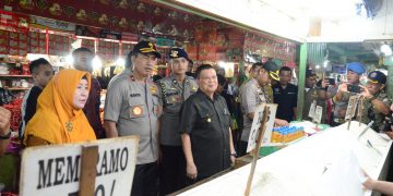 Jelang perayaan Natal dan Tahun baru, Wakil Gubernur Gorontalo, Idris Rahim, bersama Kapolda Gorontalo Brigjen Pol Drs. Wahyu Widada, melakukan inspeksi mendadak (Sidak) ke pasar induk Kota Gorontalo, sekaligus mendatangi beberapa gudang bahan pokok, Jumat (20/12/2019).Foto: Humas Polda Gorontalo.