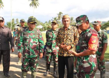 Danrem 133/Nani Wartabone Kolonel Czi Arnold A.P. Ritiauw bersama Dandim 1304/Gorontalo Letkol Inf Allan Surya Lesmana, didampingi Camat Pinogu, saat meninjau lokasi pembangunan Koramil Pinogu.