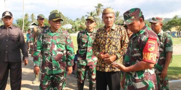 Danrem 133/Nani Wartabone Kolonel Czi Arnold A.P. Ritiauw bersama Dandim 1304/Gorontalo Letkol Inf Allan Surya Lesmana, didampingi Camat Pinogu, saat meninjau lokasi pembangunan Koramil Pinogu.