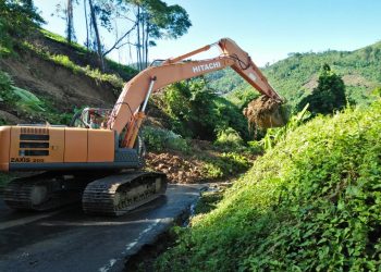 Kodim 1314 Gorontalo Utara, Polres Gorontalo Utara bersama warga Kecamatan Biawu, melakukan pembersihan material longsor yang menutup badan jalan Jalur lintas provinsi yang mehubungkan Gorontalo dan Sulawesi Tengah, Jum'at (20/12/2019). Foto: Kodim Gorontalo Utara.