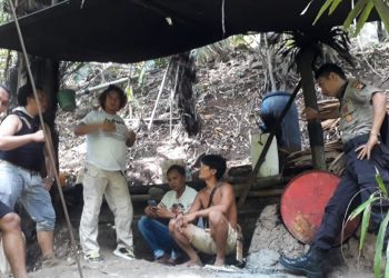 Aparat Polres Bonebolango menggereebek sekaliggus memusnahkan pabrik cap tikus.