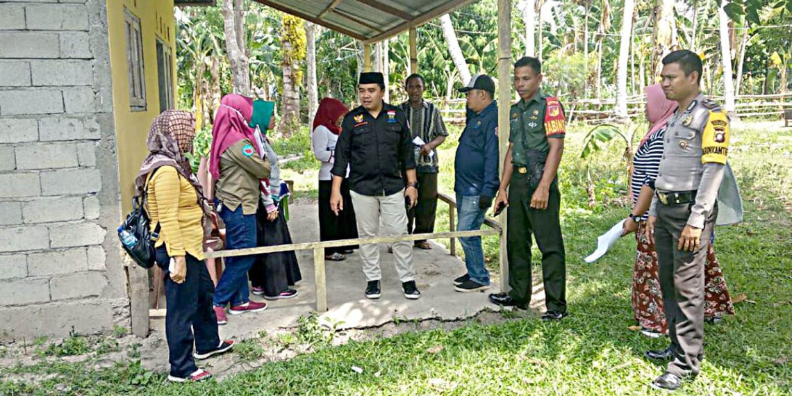 Serda Ketut Widiarta, Babinsa Ramil 1304-04/Tapa, Kodim 1304/Gorontalo dan Brigadir Polisi Hasri Bhabinkamtibmas Polsek Tapa hari ini Kamis (5/12/2019) melaksanakan pendampingan Tim Verifikasi dari Kecamatan Bulango Selatan, di Desa Huntu Utara.