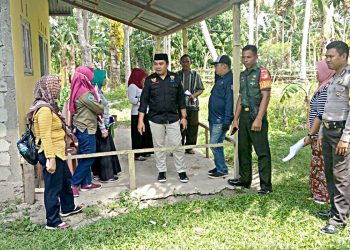 Serda Ketut Widiarta, Babinsa Ramil 1304-04/Tapa, Kodim 1304/Gorontalo dan Brigadir Polisi Hasri Bhabinkamtibmas Polsek Tapa hari ini Kamis (5/12/2019) melaksanakan pendampingan Tim Verifikasi dari Kecamatan Bulango Selatan, di Desa Huntu Utara.
