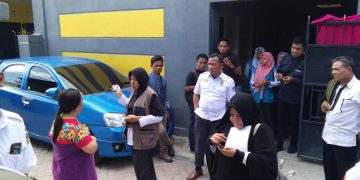 Tim Terpadu Pemerintah Kota Gorontalo yang terdiri dari Dinas Pajak, Satpol PP, Kejaksaan, serta kepolisian, saat mendatangi salah satu kos kosan di Kota Gorontalo.