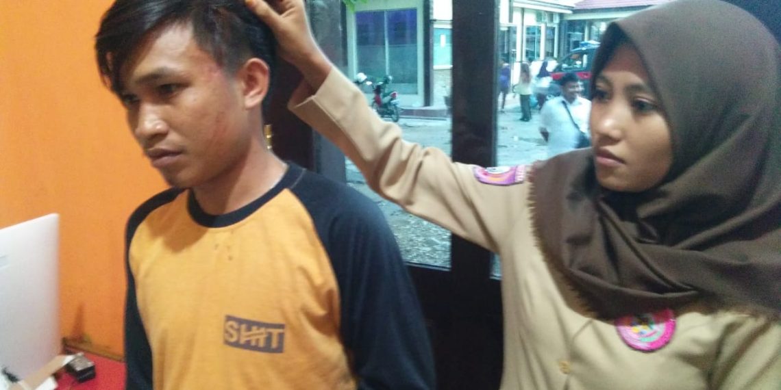 Supriyanto Balango (21) saat melaporkan pengeroyokan terhadap dirinya di Polres Bonebolango, Rabu (11/12/2019).