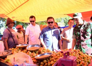 Jelang perayaan Natal 2019 dan tahun baru 2020, Pewmerintah Kota Gorontalo bersama  Forum Komunikasi Pimpinan Daerah (Forkopimda) Kota Gorontalo melakukan pengecekan harga kebutuhan pokok di sejumlah pasar tradisional, termasuk pasar swalayan, distributor dan agen di sejumlah titik di Kota Gorontalo, Senin (23/12/2019). Foto: Istimewa.