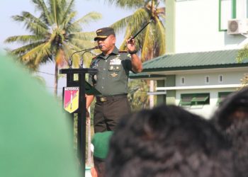 Danrem 133/Nani Wartabone, Kolonel Inf Arnold A.P. Ritiaw saat memberikan arahan pada Apel Gabungan Jajaran Korem yang digelar pada Senin (13/1/2020).