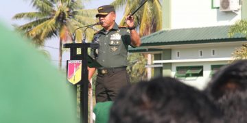 Danrem 133/Nani Wartabone, Kolonel Inf Arnold A.P. Ritiaw saat memberikan arahan pada Apel Gabungan Jajaran Korem yang digelar pada Senin (13/1/2020).
