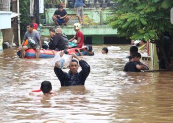 Warga dievakuasi menggunakan perahu karet dari salah satu gang di Kawasan Rawajati yang tergenang banjir, Jakarta, Rabu Rabu (1/1/2020). Hujan yang mengguyur Jakarta sejak Selasa sore (31/12/2019) mengakibatkan banjir di sejumlah titik di Jakarta. (Liputan6.com/Helmi Fithriansyah)