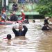 Warga dievakuasi menggunakan perahu karet dari salah satu gang di Kawasan Rawajati yang tergenang banjir, Jakarta, Rabu Rabu (1/1/2020). Hujan yang mengguyur Jakarta sejak Selasa sore (31/12/2019) mengakibatkan banjir di sejumlah titik di Jakarta. (Liputan6.com/Helmi Fithriansyah)